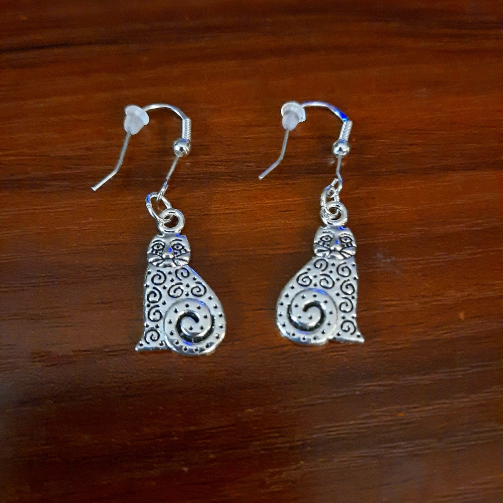 Charming sitting cat earrings